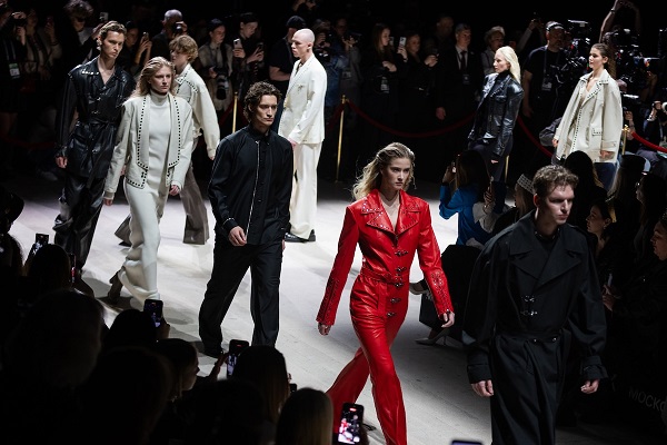  Moskova Moda Haftası’nda Emre Erdemoğlu’nun cesur ve estetik tasarımları konuşuldu