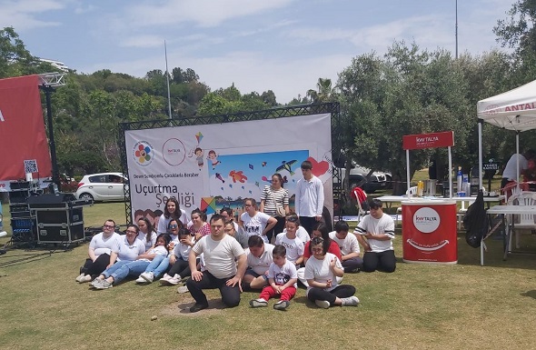 Müziğin ruhu ve rüzgarda dans eden uçurtmalar eşliğinde engelsiz kardeşlerimize istihdam çağrısı yapıldı